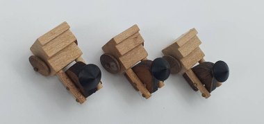 Ahşaptan yapılmış küçük ahşap modellerin yaratıcı çekimlerini kapat, diğer adıyla Simgeler.