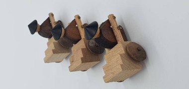 Ahşaptan yapılmış küçük ahşap modellerin yaratıcı çekimlerini kapat, diğer adıyla Simgeler.