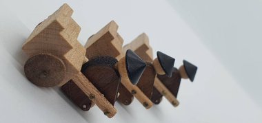 Ahşaptan yapılmış küçük ahşap modellerin yaratıcı çekimlerini kapat, diğer adıyla Simgeler.