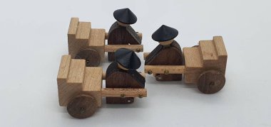 Ahşaptan yapılmış küçük ahşap modellerin yaratıcı çekimlerini kapat, diğer adıyla Simgeler.