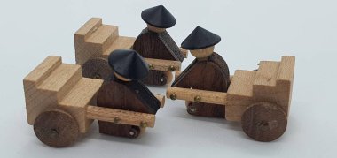 Ahşaptan yapılmış küçük ahşap modellerin yaratıcı çekimlerini kapat, diğer adıyla Simgeler.