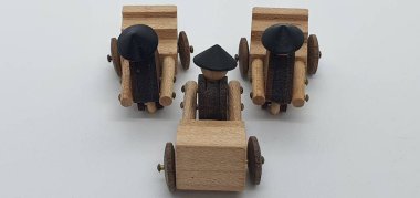 Ahşaptan yapılmış küçük ahşap modellerin yaratıcı çekimlerini kapat, diğer adıyla Simgeler.