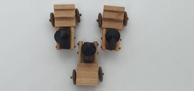 Ahşaptan yapılmış küçük ahşap modellerin yaratıcı çekimlerini kapat, diğer adıyla Simgeler.