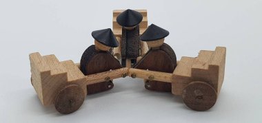 Ahşaptan yapılmış küçük ahşap modellerin yaratıcı çekimlerini kapat, diğer adıyla Simgeler.