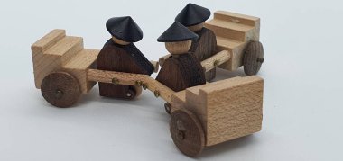 Ahşaptan yapılmış küçük ahşap modellerin yaratıcı çekimlerini kapat, diğer adıyla Simgeler.