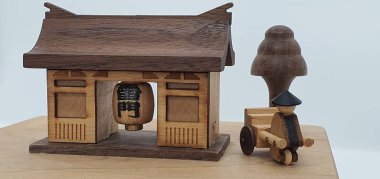 Ahşaptan yapılmış küçük ahşap modellerin yaratıcı çekimlerini kapat, diğer adıyla Simgeler.