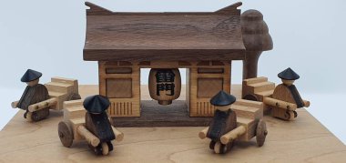 Ahşaptan yapılmış küçük ahşap modellerin yaratıcı çekimlerini kapat, diğer adıyla Simgeler.