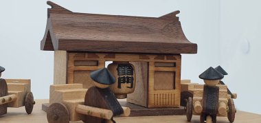 Ahşaptan yapılmış küçük ahşap modellerin yaratıcı çekimlerini kapat, diğer adıyla Simgeler.