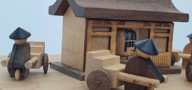 Ahşaptan yapılmış küçük ahşap modellerin yaratıcı çekimlerini kapat, diğer adıyla Simgeler.