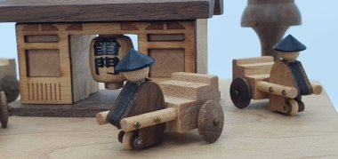 Ahşaptan yapılmış küçük ahşap modellerin yaratıcı çekimlerini kapat, diğer adıyla Simgeler.