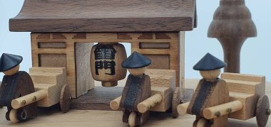 Ahşaptan yapılmış küçük ahşap modellerin yaratıcı çekimlerini kapat, diğer adıyla Simgeler.