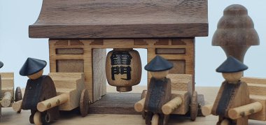 Ahşaptan yapılmış küçük ahşap modellerin yaratıcı çekimlerini kapat, diğer adıyla Simgeler.