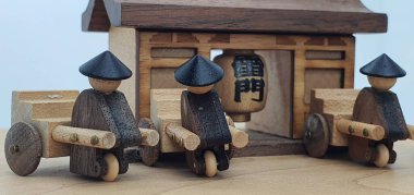 Ahşaptan yapılmış küçük ahşap modellerin yaratıcı çekimlerini kapat, diğer adıyla Simgeler.