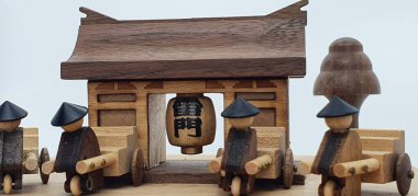 Ahşaptan yapılmış küçük ahşap modellerin yaratıcı çekimlerini kapat, diğer adıyla Simgeler.