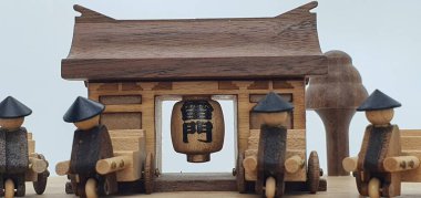 Ahşaptan yapılmış küçük ahşap modellerin yaratıcı çekimlerini kapat, diğer adıyla Simgeler.