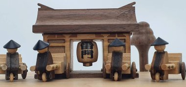 Ahşaptan yapılmış küçük ahşap modellerin yaratıcı çekimlerini kapat, diğer adıyla Simgeler.