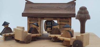 Ahşaptan yapılmış küçük ahşap modellerin yaratıcı çekimlerini kapat, diğer adıyla Simgeler.