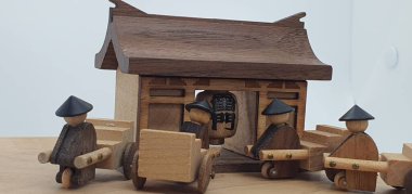 Ahşaptan yapılmış küçük ahşap modellerin yaratıcı çekimlerini kapat, diğer adıyla Simgeler.