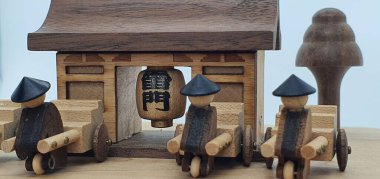 Ahşaptan yapılmış küçük ahşap modellerin yaratıcı çekimlerini kapat, diğer adıyla Simgeler.