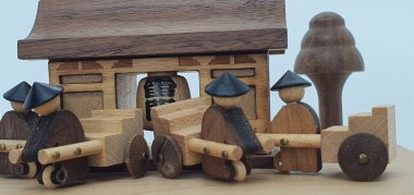 Ahşaptan yapılmış küçük ahşap modellerin yaratıcı çekimlerini kapat, diğer adıyla Simgeler.