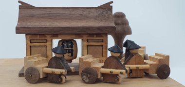 Ahşaptan yapılmış küçük ahşap modellerin yaratıcı çekimlerini kapat, diğer adıyla Simgeler.