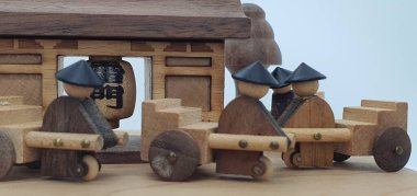 Ahşaptan yapılmış küçük ahşap modellerin yaratıcı çekimlerini kapat, diğer adıyla Simgeler.