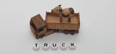 Ahşaptan yapılmış küçük ahşap modellerin yaratıcı çekimlerini kapat, diğer adıyla Simgeler.