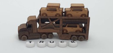 Ahşaptan yapılmış küçük ahşap modellerin yaratıcı çekimlerini kapat, diğer adıyla Simgeler.