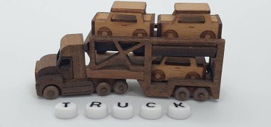 Ahşaptan yapılmış küçük ahşap modellerin yaratıcı çekimlerini kapat, diğer adıyla Simgeler.