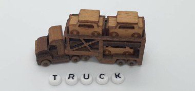 Ahşaptan yapılmış küçük ahşap modellerin yaratıcı çekimlerini kapat, diğer adıyla Simgeler.