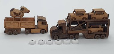 Ahşaptan yapılmış küçük ahşap modellerin yaratıcı çekimlerini kapat, diğer adıyla Simgeler.