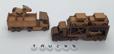 Ahşaptan yapılmış küçük ahşap modellerin yaratıcı çekimlerini kapat, diğer adıyla Simgeler.