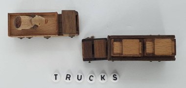 Ahşaptan yapılmış küçük ahşap modellerin yaratıcı çekimlerini kapat, diğer adıyla Simgeler.