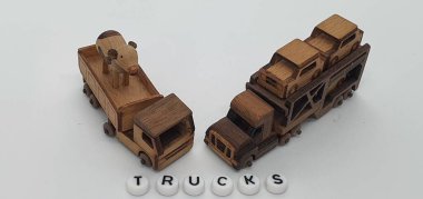 Ahşaptan yapılmış küçük ahşap modellerin yaratıcı çekimlerini kapat, diğer adıyla Simgeler.