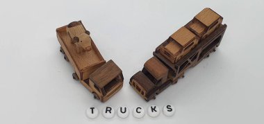 Ahşaptan yapılmış küçük ahşap modellerin yaratıcı çekimlerini kapat, diğer adıyla Simgeler.