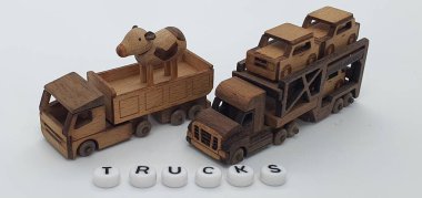 Ahşaptan yapılmış küçük ahşap modellerin yaratıcı çekimlerini kapat, diğer adıyla Simgeler.