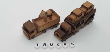 Ahşaptan yapılmış küçük ahşap modellerin yaratıcı çekimlerini kapat, diğer adıyla Simgeler.