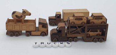 Ahşaptan yapılmış küçük ahşap modellerin yaratıcı çekimlerini kapat, diğer adıyla Simgeler.