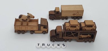 Ahşaptan yapılmış küçük ahşap modellerin yaratıcı çekimlerini kapat, diğer adıyla Simgeler.