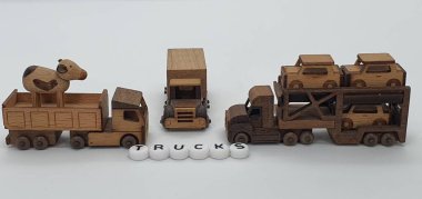 Ahşaptan yapılmış küçük ahşap modellerin yaratıcı çekimlerini kapat, diğer adıyla Simgeler.