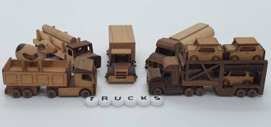 Ahşaptan yapılmış küçük ahşap modellerin yaratıcı çekimlerini kapat, diğer adıyla Simgeler.