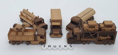 Ahşaptan yapılmış küçük ahşap modellerin yaratıcı çekimlerini kapat, diğer adıyla Simgeler.