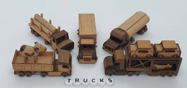 Ahşaptan yapılmış küçük ahşap modellerin yaratıcı çekimlerini kapat, diğer adıyla Simgeler.