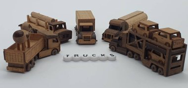 Ahşaptan yapılmış küçük ahşap modellerin yaratıcı çekimlerini kapat, diğer adıyla Simgeler.