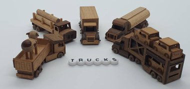 Ahşaptan yapılmış küçük ahşap modellerin yaratıcı çekimlerini kapat, diğer adıyla Simgeler.