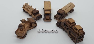 Ahşaptan yapılmış küçük ahşap modellerin yaratıcı çekimlerini kapat, diğer adıyla Simgeler.