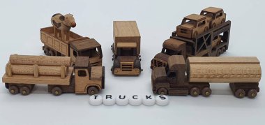 Ahşaptan yapılmış küçük ahşap modellerin yaratıcı çekimlerini kapat, diğer adıyla Simgeler.