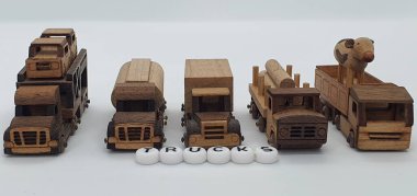 Ahşaptan yapılmış küçük ahşap modellerin yaratıcı çekimlerini kapat, diğer adıyla Simgeler.