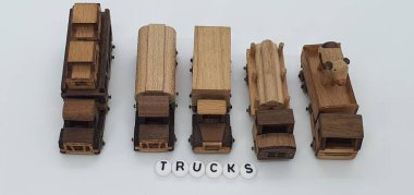 Ahşaptan yapılmış küçük ahşap modellerin yaratıcı çekimlerini kapat, diğer adıyla Simgeler.