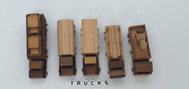 Ahşaptan yapılmış küçük ahşap modellerin yaratıcı çekimlerini kapat, diğer adıyla Simgeler.